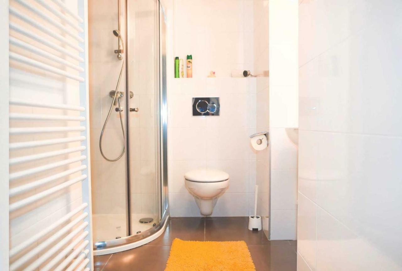 Yellow Apartment Few Steps From Metro Прага Экстерьер фото