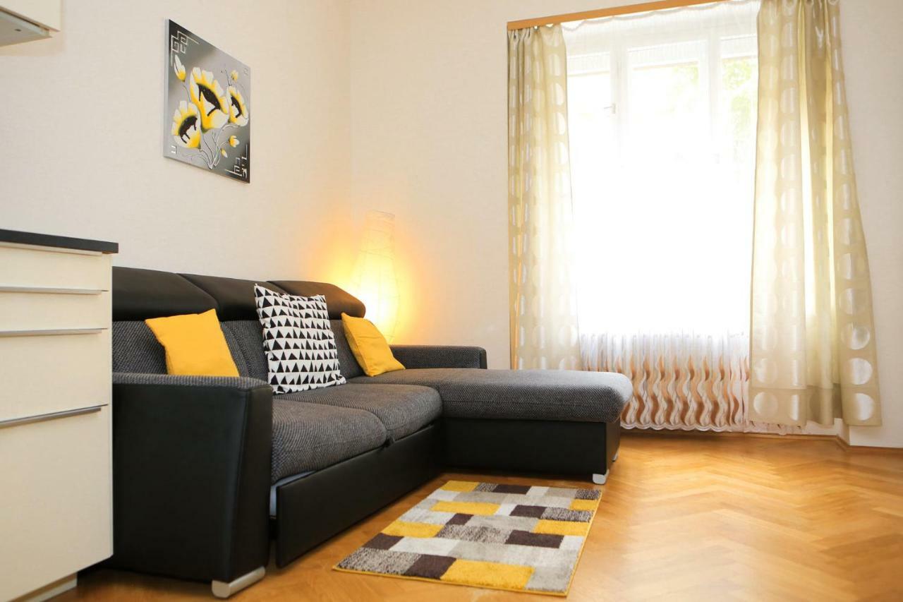 Yellow Apartment Few Steps From Metro Прага Экстерьер фото