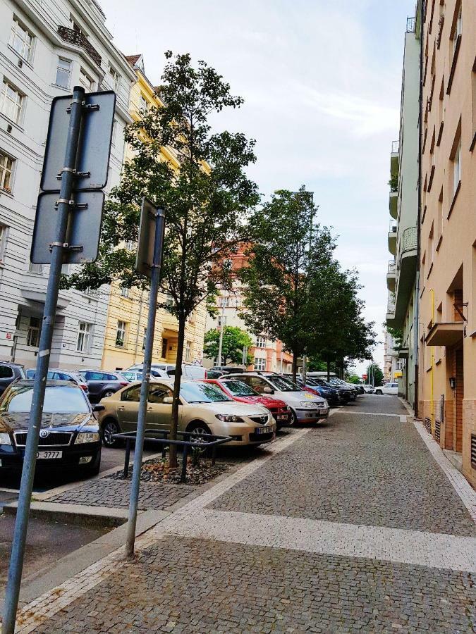 Yellow Apartment Few Steps From Metro Прага Экстерьер фото