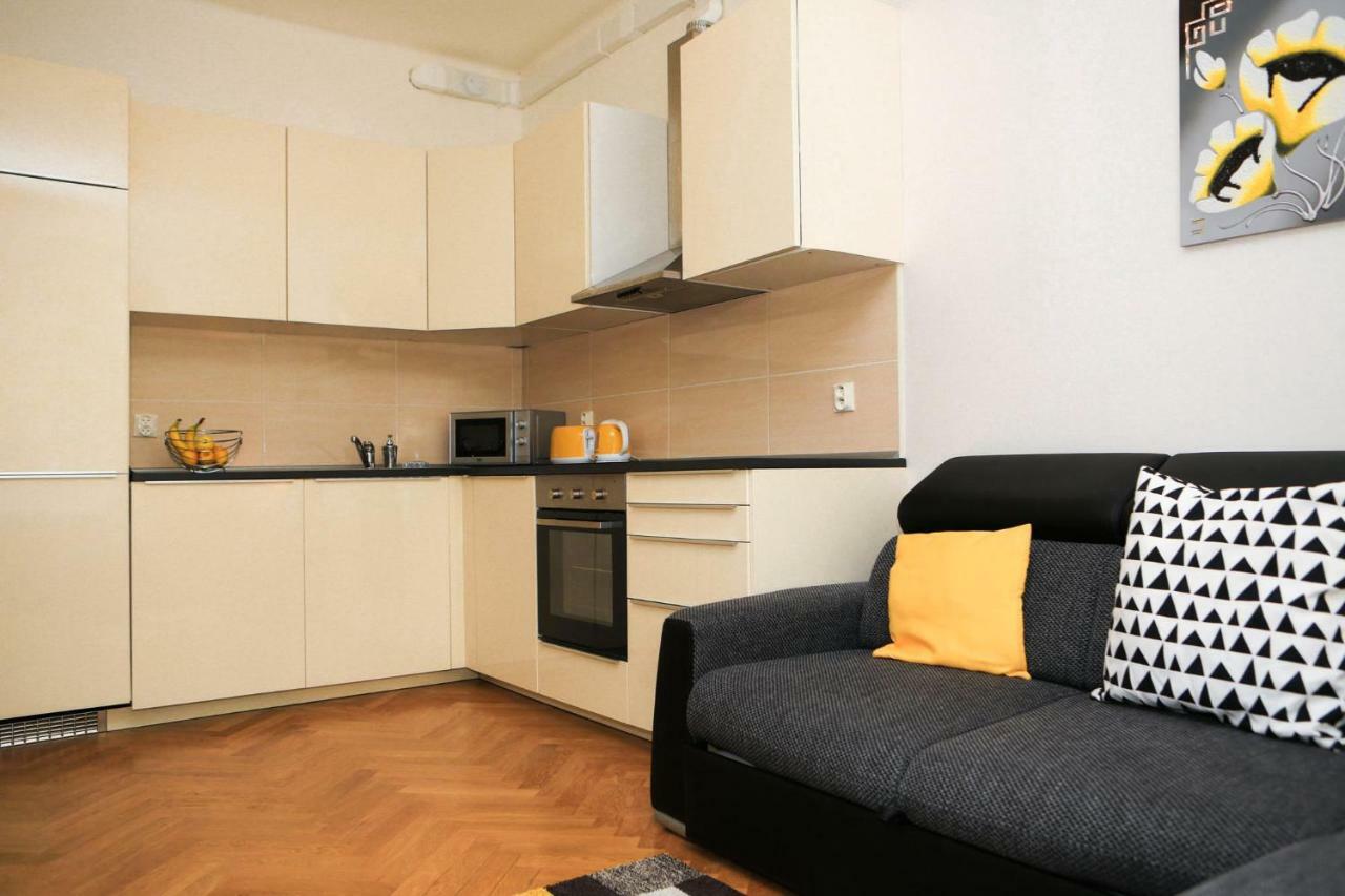 Yellow Apartment Few Steps From Metro Прага Экстерьер фото