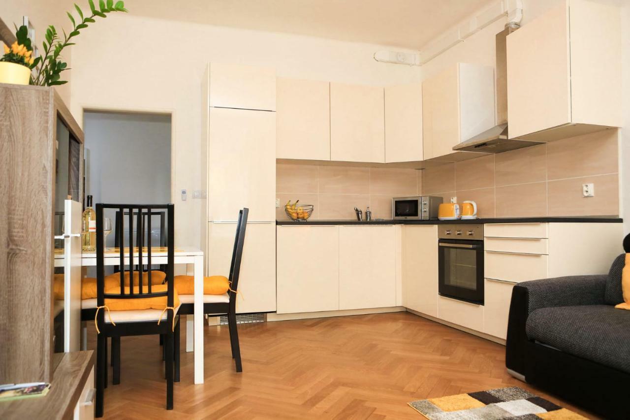 Yellow Apartment Few Steps From Metro Прага Экстерьер фото