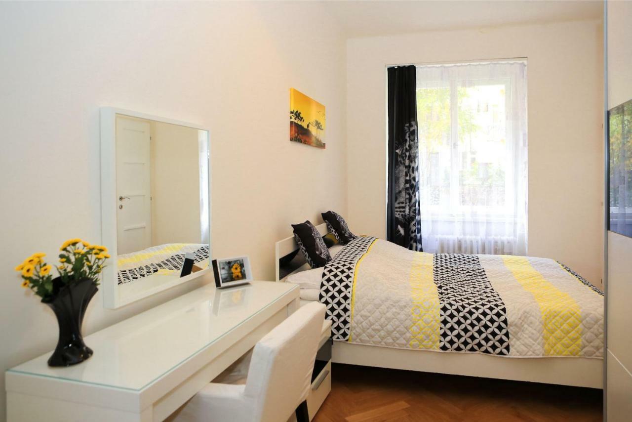 Yellow Apartment Few Steps From Metro Прага Экстерьер фото